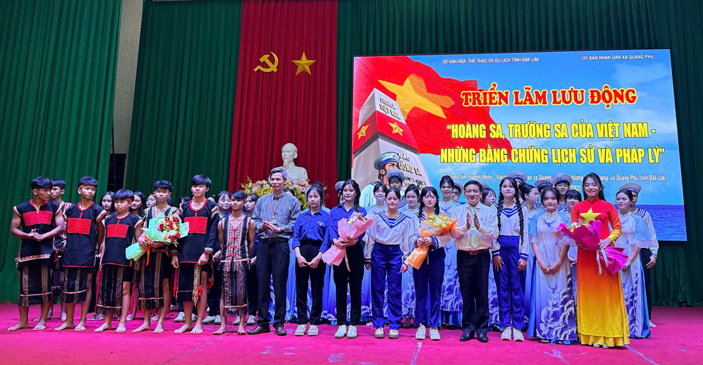 Ban Tổ chức tặng hoa cho các trường học tham gia biểu diễn văn nghệ trong chương trình bế mạc